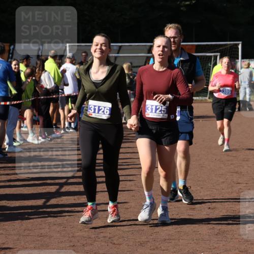27.09.2026 - 35. Volkslauf durch das schöne Alstertal Strokosch-Dieckow http://msf.ph/oto/10584003 27.09.2026 11:41:14 Ziel 3125, 3126, 3351, 3389 meine-sportfotos.de