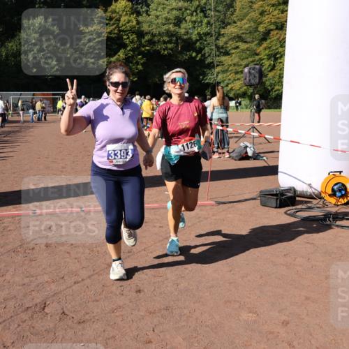 27.09.2026 - 35. Volkslauf durch das schöne Alstertal Strokosch-Dieckow http://msf.ph/oto/10584038 27.09.2026 11:40:46 Ziel 1126, 3393, 3406 meine-sportfotos.de