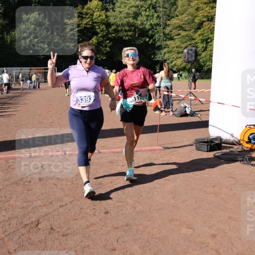 27.09.2026 - 35. Volkslauf durch das schöne Alstertal Strokosch-Dieckow http://msf.ph/oto/10584040 27.09.2026 11:40:46 Ziel 1126, 3393, 3406 meine-sportfotos.de