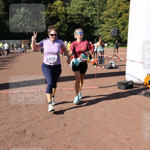 27.09.2026 - 35. Volkslauf durch das schöne Alstertal Strokosch-Dieckow http://msf.ph/oto/10584041 27.09.2026 11:40:46 Ziel 1126, 3393, 3406 meine-sportfotos.de
