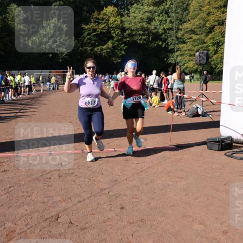 27.09.2026 - 35. Volkslauf durch das schöne Alstertal Strokosch-Dieckow http://msf.ph/oto/10584055 27.09.2026 11:40:46 Ziel 1126, 3393, 3406 meine-sportfotos.de