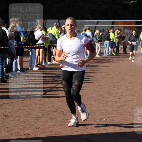 27.09.2026 - 35. Volkslauf durch das schöne Alstertal Strokosch-Dieckow http://msf.ph/oto/10584056 27.09.2026 11:37:50 Ziel 1005, 3053, 3230, 3240 meine-sportfotos.de