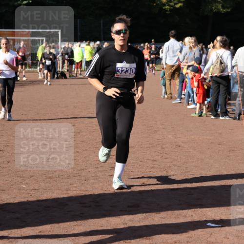 27.09.2026 - 35. Volkslauf durch das schöne Alstertal Strokosch-Dieckow http://msf.ph/oto/10584068 27.09.2026 11:37:47 Ziel 1005, 3053, 3230 meine-sportfotos.de