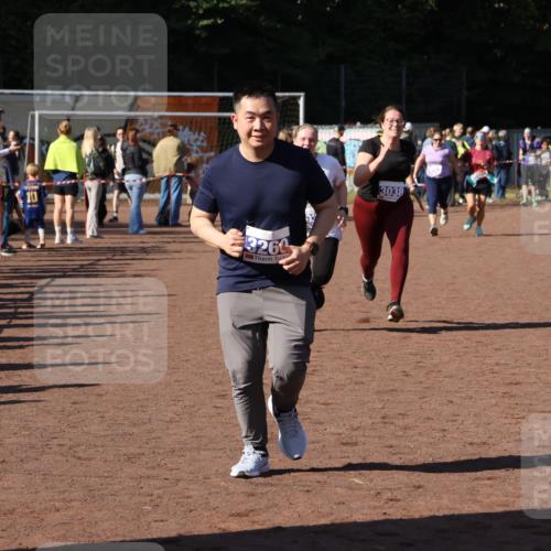 27.09.2026 - 35. Volkslauf durch das schöne Alstertal Strokosch-Dieckow http://msf.ph/oto/10584099 27.09.2026 11:40:34 Ziel 1456, 3037, 3260, 3381 meine-sportfotos.de