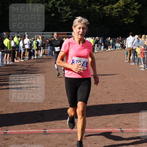 27.09.2026 - 35. Volkslauf durch das schöne Alstertal Strokosch-Dieckow http://msf.ph/oto/10584149 27.09.2026 11:37:23 Ziel 3187, 3324, 3974 meine-sportfotos.de