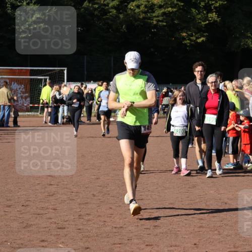 27.09.2026 - 35. Volkslauf durch das schöne Alstertal Strokosch-Dieckow http://msf.ph/oto/10584163 27.09.2026 11:40:06 Ziel 1450, 1698 meine-sportfotos.de