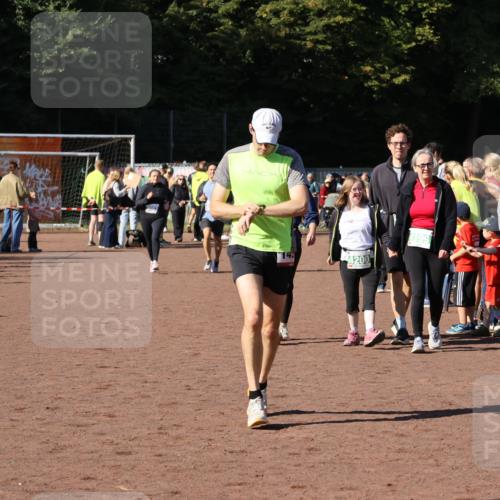 27.09.2026 - 35. Volkslauf durch das schöne Alstertal Strokosch-Dieckow http://msf.ph/oto/10584165 27.09.2026 11:40:06 Ziel 1450, 1698 meine-sportfotos.de