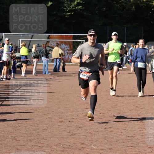 27.09.2026 - 35. Volkslauf durch das schöne Alstertal Strokosch-Dieckow http://msf.ph/oto/10584184 27.09.2026 11:40:04 Ziel 1450, 1698 meine-sportfotos.de