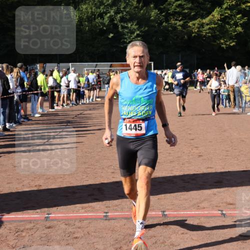 27.09.2026 - 35. Volkslauf durch das schöne Alstertal Strokosch-Dieckow http://msf.ph/oto/10584201 27.09.2026 11:37:08 Ziel 1445, 3096, 3097, 3386, 3387 meine-sportfotos.de