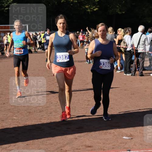 27.09.2026 - 35. Volkslauf durch das schöne Alstertal Strokosch-Dieckow http://msf.ph/oto/10584210 27.09.2026 11:37:06 Ziel 1445, 3096, 3097, 3386, 3387 meine-sportfotos.de