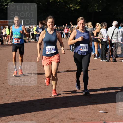 27.09.2026 - 35. Volkslauf durch das schöne Alstertal Strokosch-Dieckow http://msf.ph/oto/10584214 27.09.2026 11:37:06 Ziel 1445, 3096, 3097, 3386, 3387 meine-sportfotos.de