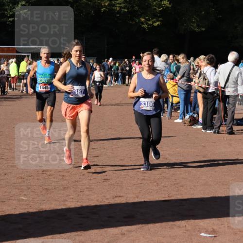 27.09.2026 - 35. Volkslauf durch das schöne Alstertal Strokosch-Dieckow http://msf.ph/oto/10584216 27.09.2026 11:37:05 Ziel 1445, 3096, 3097, 3386, 3387 meine-sportfotos.de