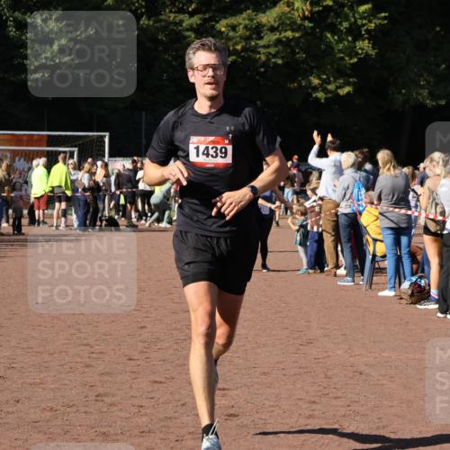 27.09.2026 - 35. Volkslauf durch das schöne Alstertal Strokosch-Dieckow http://msf.ph/oto/10584230 27.09.2026 11:36:59 Ziel 1439, 3386, 3387 meine-sportfotos.de