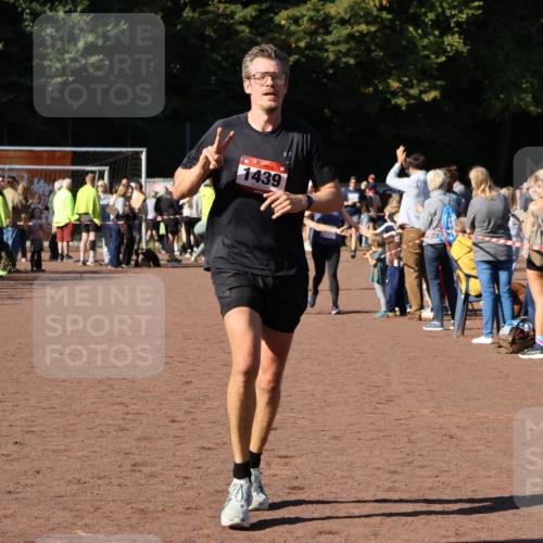 27.09.2026 - 35. Volkslauf durch das schöne Alstertal Strokosch-Dieckow http://msf.ph/oto/10584234 27.09.2026 11:36:59 Ziel 1439, 3386, 3387 meine-sportfotos.de