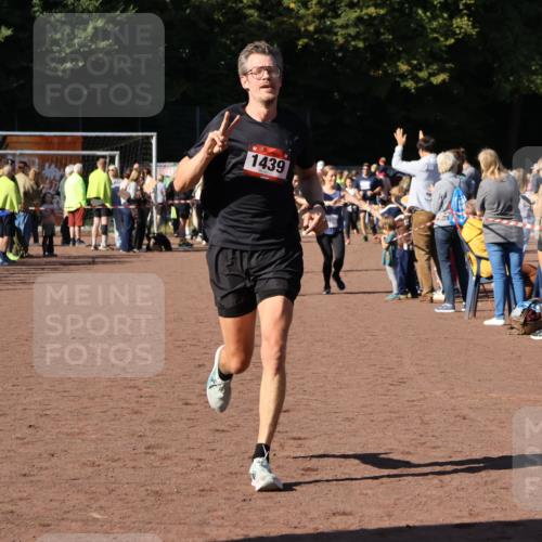 27.09.2026 - 35. Volkslauf durch das schöne Alstertal Strokosch-Dieckow http://msf.ph/oto/10584240 27.09.2026 11:36:59 Ziel 1439, 3386, 3387 meine-sportfotos.de