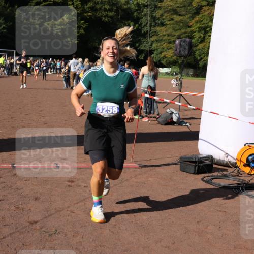 27.09.2026 - 35. Volkslauf durch das schöne Alstertal Strokosch-Dieckow http://msf.ph/oto/10584250 27.09.2026 11:36:55 Ziel 1439, 3258, 3332, 3963 meine-sportfotos.de