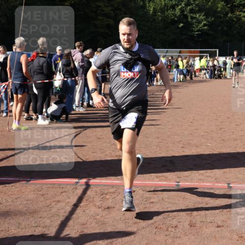 27.09.2026 - 35. Volkslauf durch das schöne Alstertal Strokosch-Dieckow http://msf.ph/oto/10584268 27.09.2026 11:36:54 Ziel 1439, 3258, 3332, 3963 meine-sportfotos.de