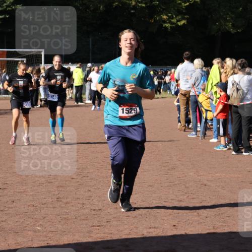27.09.2026 - 35. Volkslauf durch das schöne Alstertal Strokosch-Dieckow http://msf.ph/oto/10584286 27.09.2026 11:39:12 Ziel 1529, 3148, 3159 meine-sportfotos.de