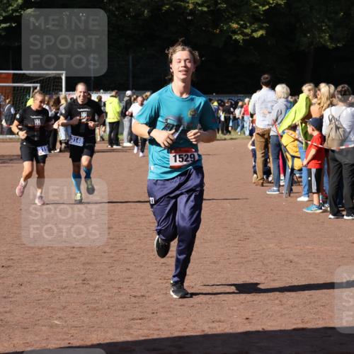 27.09.2026 - 35. Volkslauf durch das schöne Alstertal Strokosch-Dieckow http://msf.ph/oto/10584288 27.09.2026 11:39:11 Ziel 1529, 3148, 3159 meine-sportfotos.de