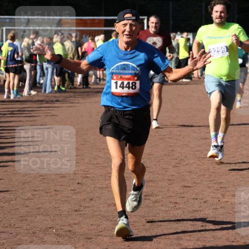 27.09.2026 - 35. Volkslauf durch das schöne Alstertal Strokosch-Dieckow http://msf.ph/oto/10584296 27.09.2026 11:36:47 Ziel 1448, 3258, 3259, 3332, 3963 meine-sportfotos.de