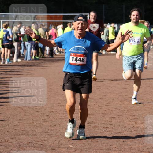 27.09.2026 - 35. Volkslauf durch das schöne Alstertal Strokosch-Dieckow http://msf.ph/oto/10584300 27.09.2026 11:36:47 Ziel 1448, 3258, 3259, 3332, 3963 meine-sportfotos.de