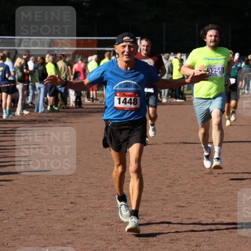 27.09.2026 - 35. Volkslauf durch das schöne Alstertal Strokosch-Dieckow http://msf.ph/oto/10584306 27.09.2026 11:36:46 Ziel 1448, 3258, 3259, 3332, 3963 meine-sportfotos.de