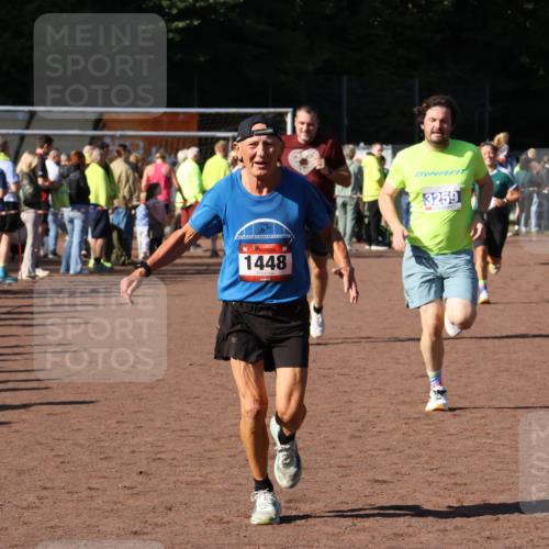 27.09.2026 - 35. Volkslauf durch das schöne Alstertal Strokosch-Dieckow http://msf.ph/oto/10584309 27.09.2026 11:36:46 Ziel 1448, 3258, 3259, 3332, 3963 meine-sportfotos.de