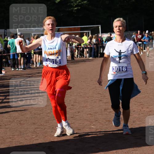 27.09.2026 - 35. Volkslauf durch das schöne Alstertal Strokosch-Dieckow http://msf.ph/oto/10584324 27.09.2026 11:36:37 Ziel 3015, 3016, 3421 meine-sportfotos.de