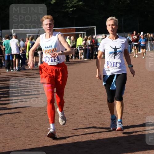 27.09.2026 - 35. Volkslauf durch das schöne Alstertal Strokosch-Dieckow http://msf.ph/oto/10584329 27.09.2026 11:36:37 Ziel 3015, 3016, 3421 meine-sportfotos.de