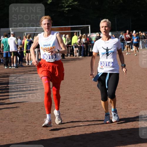 27.09.2026 - 35. Volkslauf durch das schöne Alstertal Strokosch-Dieckow http://msf.ph/oto/10584331 27.09.2026 11:36:37 Ziel 3015, 3016, 3421 meine-sportfotos.de