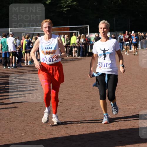 27.09.2026 - 35. Volkslauf durch das schöne Alstertal Strokosch-Dieckow http://msf.ph/oto/10584333 27.09.2026 11:36:37 Ziel 3015, 3016, 3421 meine-sportfotos.de