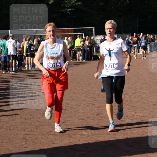 27.09.2026 - 35. Volkslauf durch das schöne Alstertal Strokosch-Dieckow http://msf.ph/oto/10584335 27.09.2026 11:36:37 Ziel 3015, 3016, 3421 meine-sportfotos.de