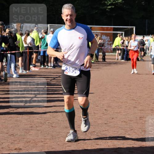 27.09.2026 - 35. Volkslauf durch das schöne Alstertal Strokosch-Dieckow http://msf.ph/oto/10584365 27.09.2026 11:36:30 Ziel 3015, 3016, 3310, 3421, 3956 meine-sportfotos.de
