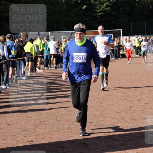 27.09.2026 - 35. Volkslauf durch das schöne Alstertal Strokosch-Dieckow http://msf.ph/oto/10584369 27.09.2026 11:36:27 Ziel 1432, 3310, 3956, 3957 meine-sportfotos.de