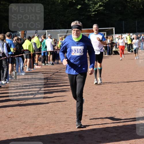 27.09.2026 - 35. Volkslauf durch das schöne Alstertal Strokosch-Dieckow http://msf.ph/oto/10584371 27.09.2026 11:36:27 Ziel 1432, 3310, 3956, 3957 meine-sportfotos.de