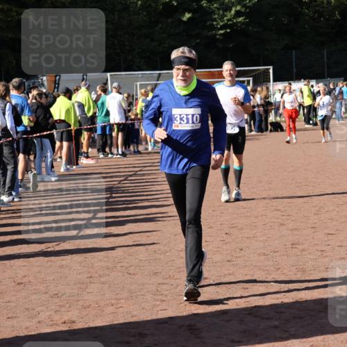 27.09.2026 - 35. Volkslauf durch das schöne Alstertal Strokosch-Dieckow http://msf.ph/oto/10584373 27.09.2026 11:36:27 Ziel 1432, 3310, 3956, 3957 meine-sportfotos.de