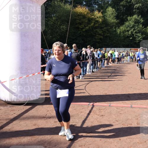 27.09.2026 - 35. Volkslauf durch das schöne Alstertal Strokosch-Dieckow http://msf.ph/oto/10584375 27.09.2026 11:36:26 Ziel 1432, 3310, 3956, 3957 meine-sportfotos.de