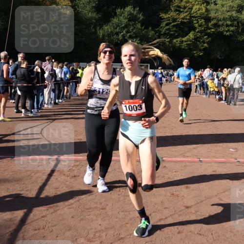 27.09.2026 - 35. Volkslauf durch das schöne Alstertal Strokosch-Dieckow http://msf.ph/oto/10584382 27.09.2026 11:36:22 Ziel 1003, 1432, 3129, 3182, 3183, 3310, 3957 meine-sportfotos.de