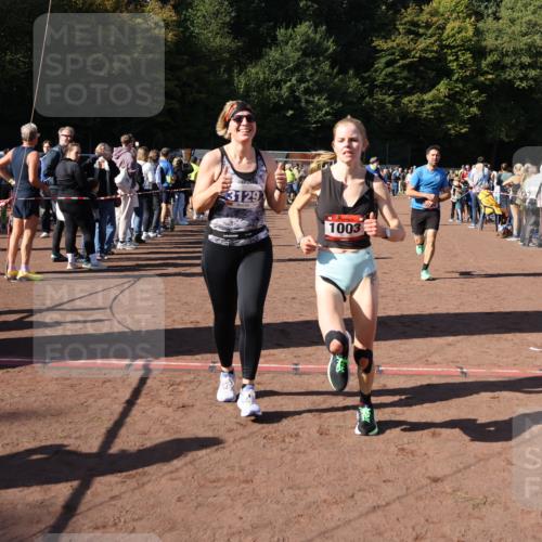 27.09.2026 - 35. Volkslauf durch das schöne Alstertal Strokosch-Dieckow http://msf.ph/oto/10584390 27.09.2026 11:36:21 Ziel 1003, 1432, 3129, 3182, 3183, 3310, 3957 meine-sportfotos.de