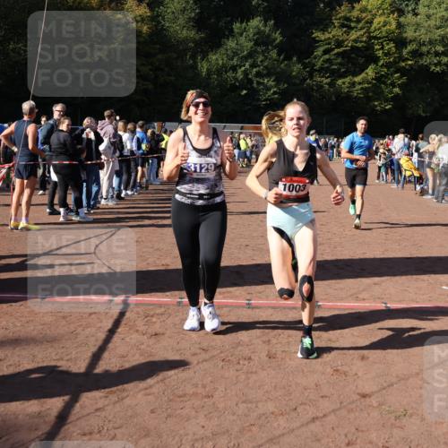 27.09.2026 - 35. Volkslauf durch das schöne Alstertal Strokosch-Dieckow http://msf.ph/oto/10584392 27.09.2026 11:36:21 Ziel 1003, 1432, 3129, 3182, 3183, 3310, 3957 meine-sportfotos.de