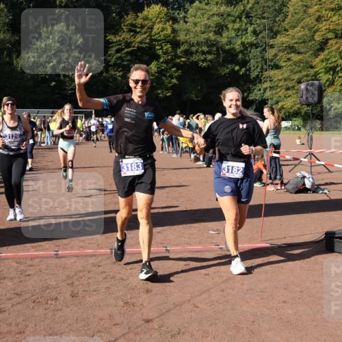 27.09.2026 - 35. Volkslauf durch das schöne Alstertal Strokosch-Dieckow http://msf.ph/oto/10584402 27.09.2026 11:36:20 Ziel 1003, 1432, 3129, 3182, 3183, 3310, 3957 meine-sportfotos.de