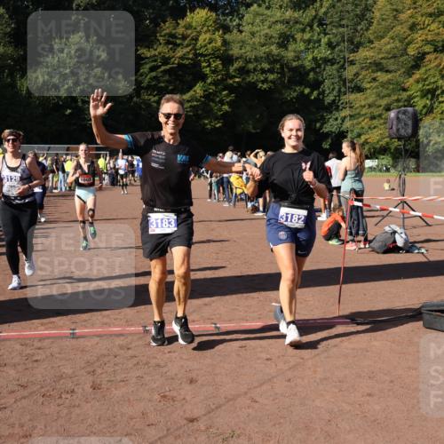27.09.2026 - 35. Volkslauf durch das schöne Alstertal Strokosch-Dieckow http://msf.ph/oto/10584407 27.09.2026 11:36:20 Ziel 1003, 1432, 3129, 3182, 3183, 3310, 3957 meine-sportfotos.de
