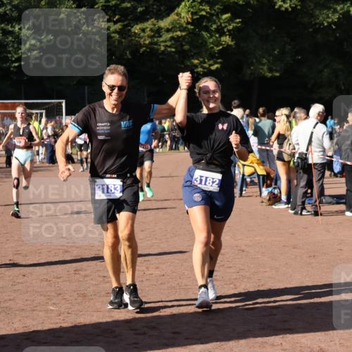27.09.2026 - 35. Volkslauf durch das schöne Alstertal Strokosch-Dieckow http://msf.ph/oto/10584416 27.09.2026 11:36:18 Ziel 1003, 1432, 3129, 3182, 3183, 3407, 3408, 3957 meine-sportfotos.de