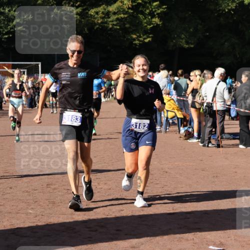 27.09.2026 - 35. Volkslauf durch das schöne Alstertal Strokosch-Dieckow http://msf.ph/oto/10584421 27.09.2026 11:36:18 Ziel 1003, 1432, 3129, 3182, 3183, 3407, 3408, 3957 meine-sportfotos.de