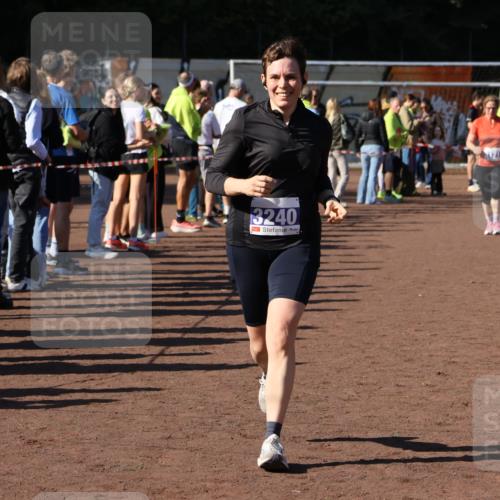27.09.2026 - 35. Volkslauf durch das schöne Alstertal Strokosch-Dieckow http://msf.ph/oto/10584464 27.09.2026 11:37:57 Ziel 1431, 3104, 3105, 3171, 3240 meine-sportfotos.de