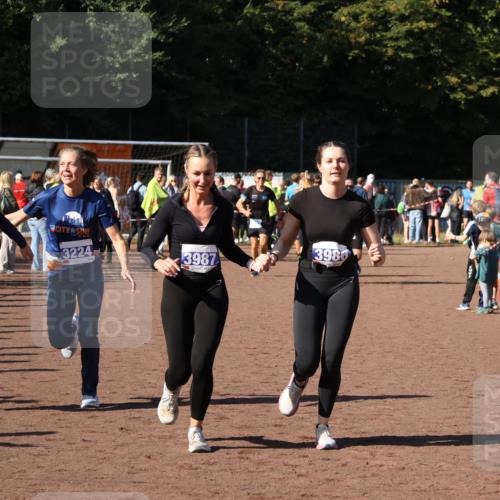 27.09.2026 - 35. Volkslauf durch das schöne Alstertal Strokosch-Dieckow http://msf.ph/oto/10584468 27.09.2026 11:36:06 Ziel 3087, 3224, 3225, 3986, 3987 meine-sportfotos.de