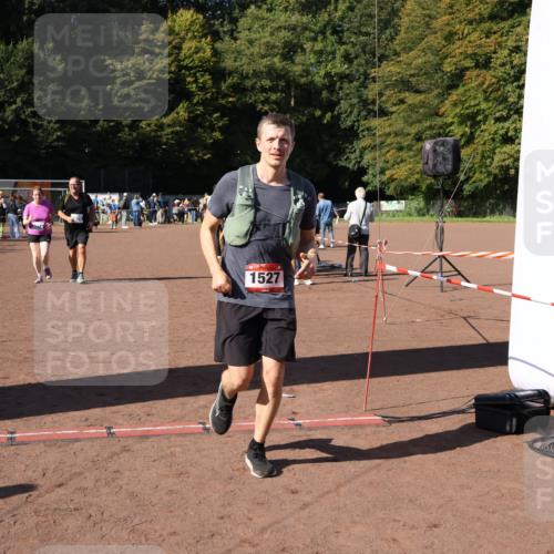 27.09.2026 - 35. Volkslauf durch das schöne Alstertal Strokosch-Dieckow http://msf.ph/oto/10584469 27.09.2026 11:51:50 Ziel 1527, 3074, 3075 meine-sportfotos.de