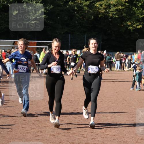 27.09.2026 - 35. Volkslauf durch das schöne Alstertal Strokosch-Dieckow http://msf.ph/oto/10584472 27.09.2026 11:36:06 Ziel 3087, 3224, 3225, 3986, 3987 meine-sportfotos.de