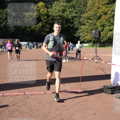 27.09.2026 - 35. Volkslauf durch das schöne Alstertal Strokosch-Dieckow http://msf.ph/oto/10584474 27.09.2026 11:51:50 Ziel 1527, 3074, 3075 meine-sportfotos.de