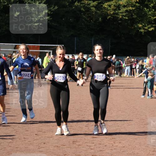 27.09.2026 - 35. Volkslauf durch das schöne Alstertal Strokosch-Dieckow http://msf.ph/oto/10584475 27.09.2026 11:36:06 Ziel 3087, 3224, 3225, 3986, 3987 meine-sportfotos.de